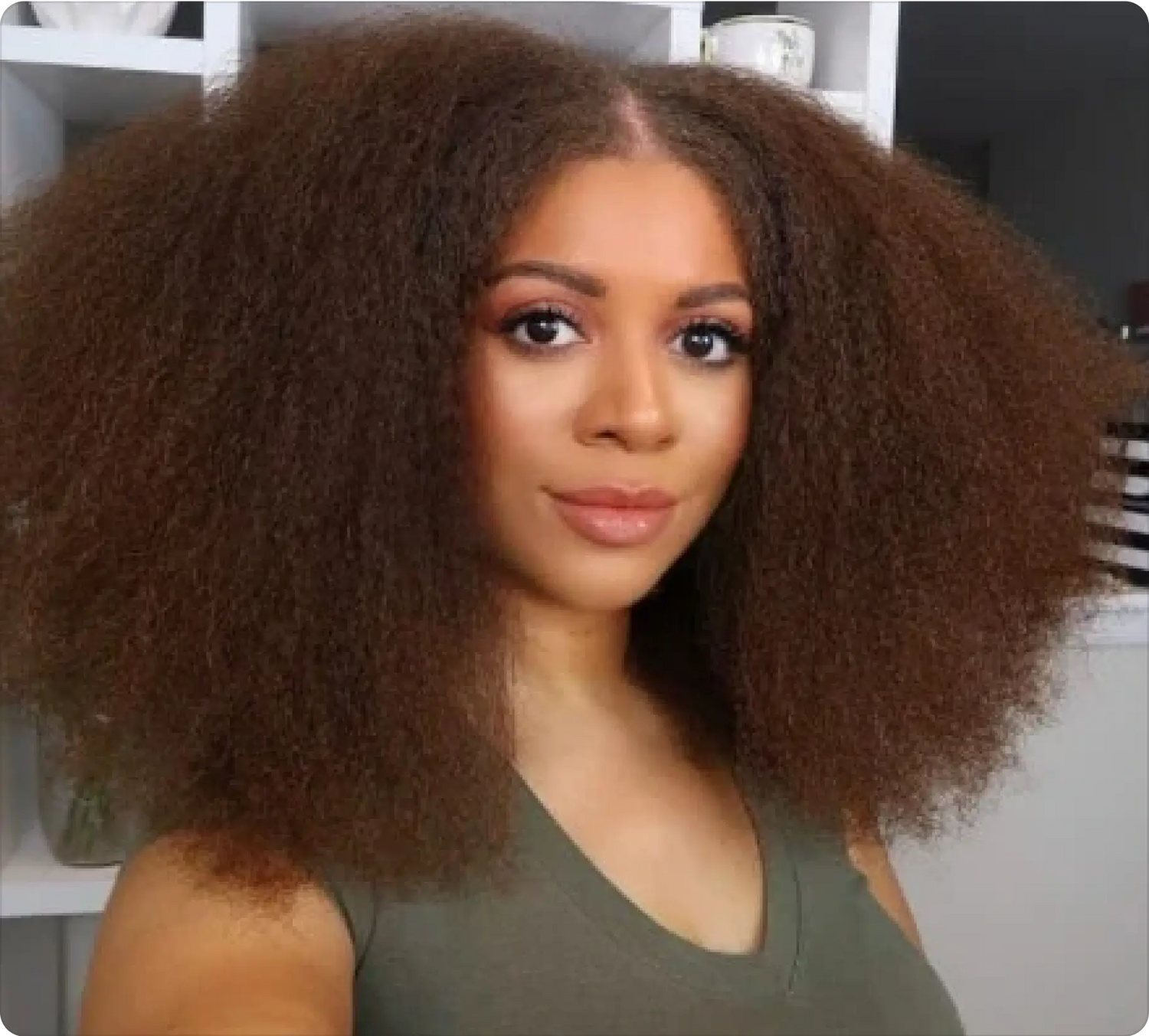 woman with afro hairs