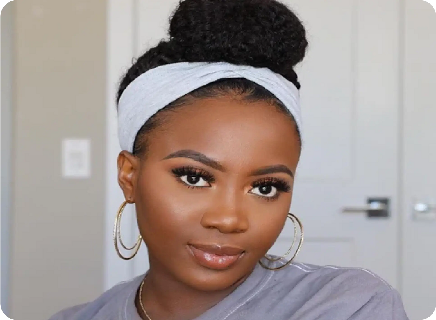 woman with afro hairs