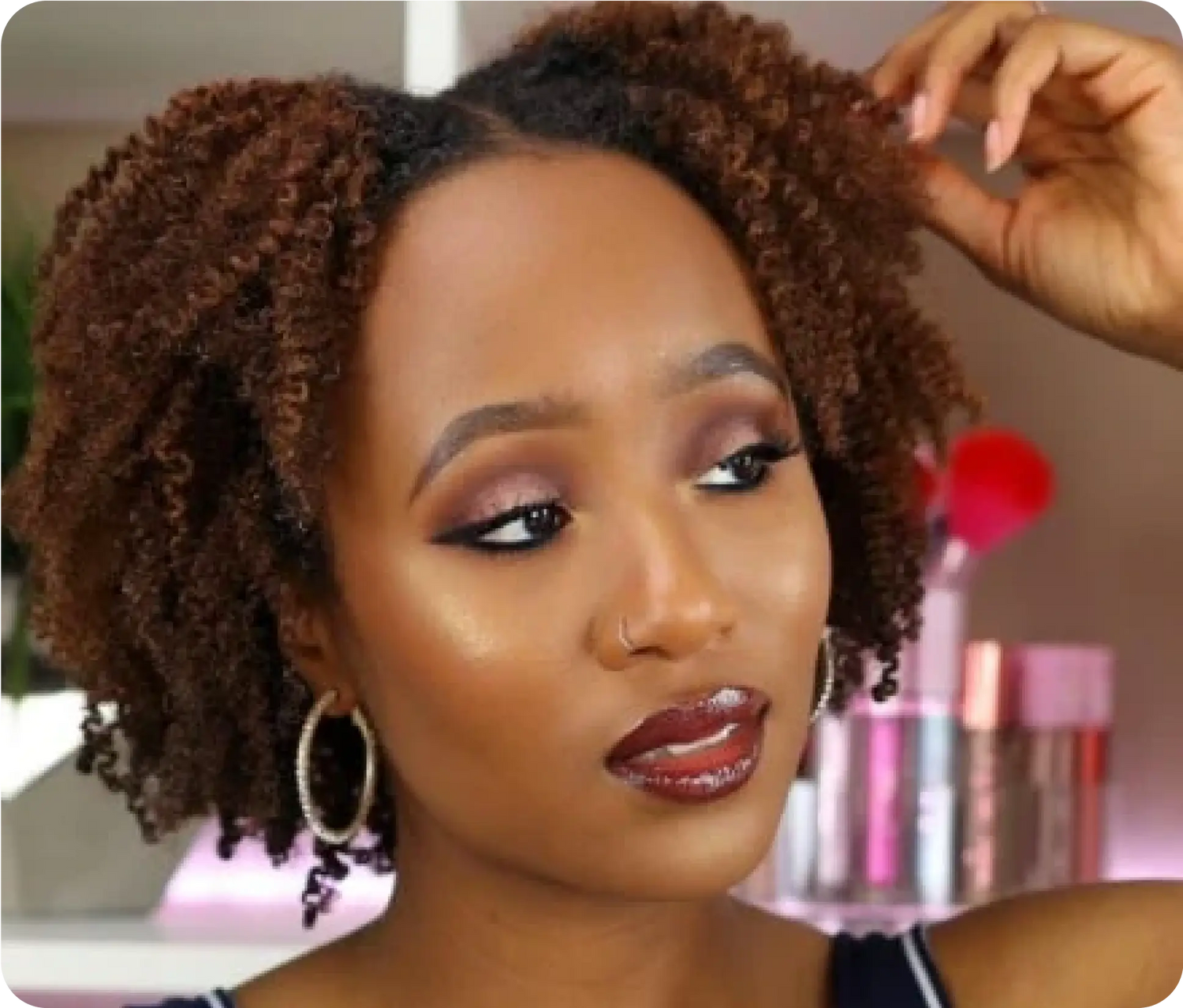 woman with arfro hairs